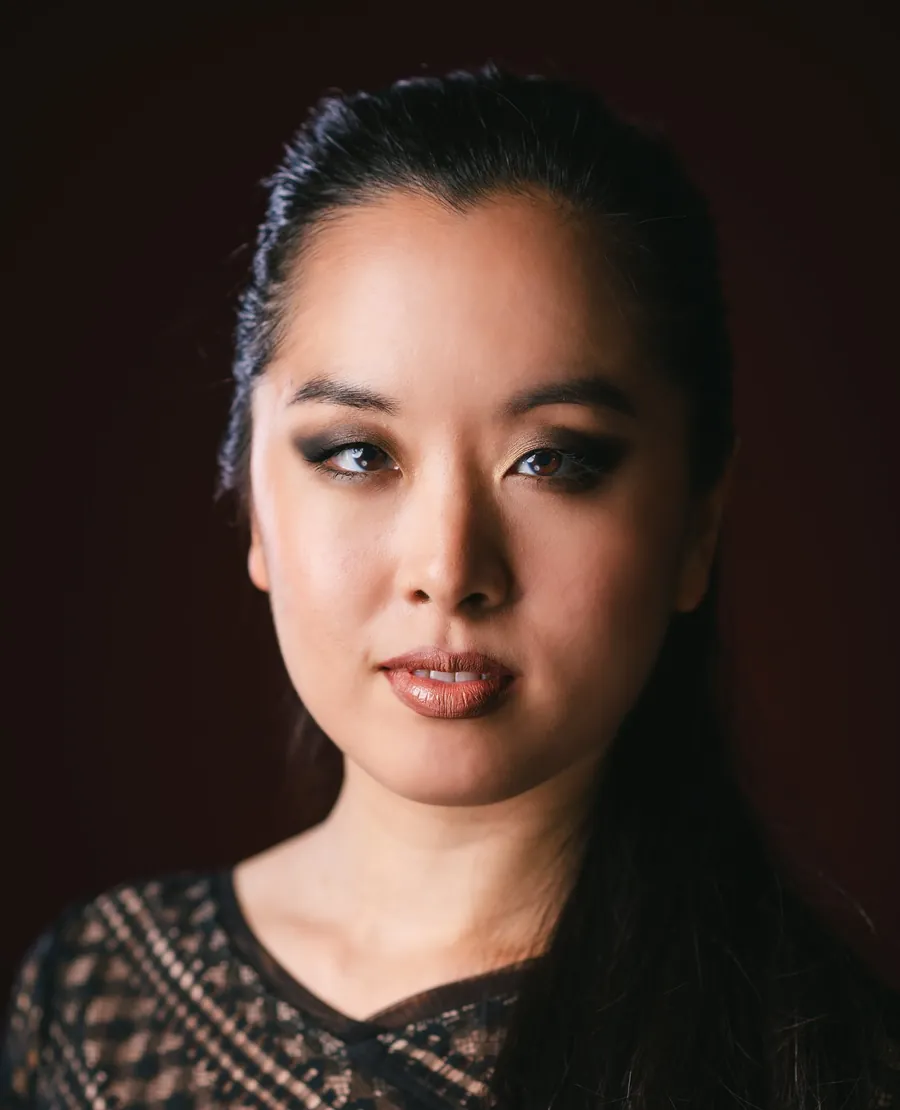 Portrait de Fiona Wu sur fond sombre