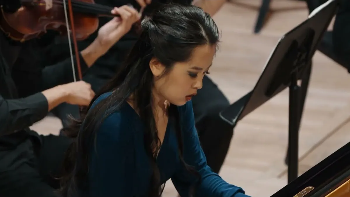 Fiona Wu au piano, avec l’orchestre