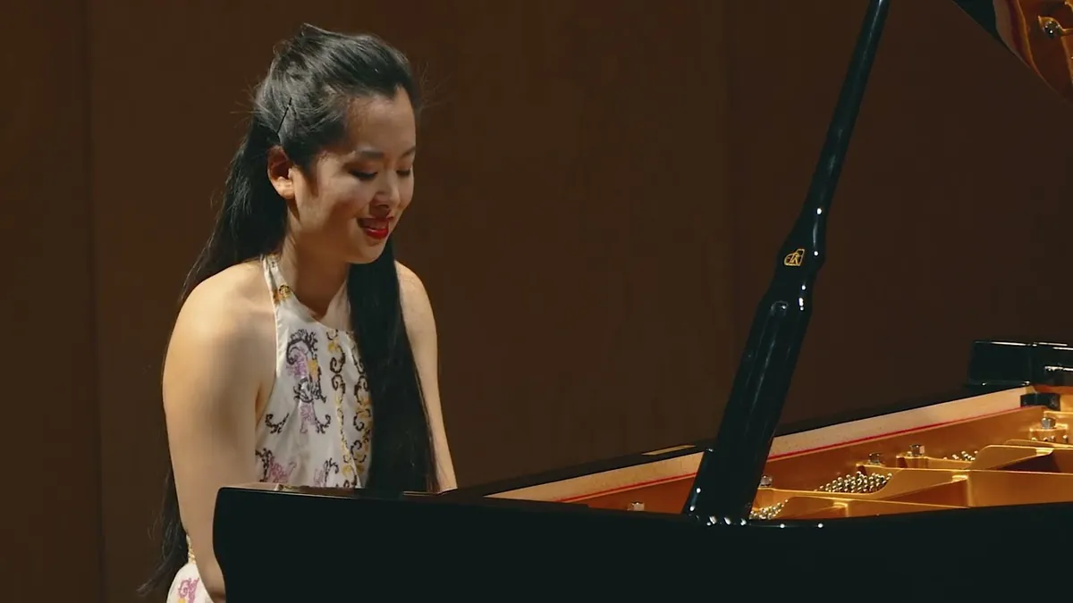 Fiona Wu jouant la Chaconne sur scène