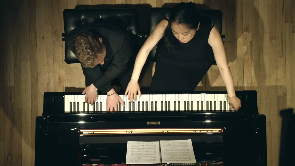 Fiona Wu et Paul Çelebi au piano, vus d’en haut